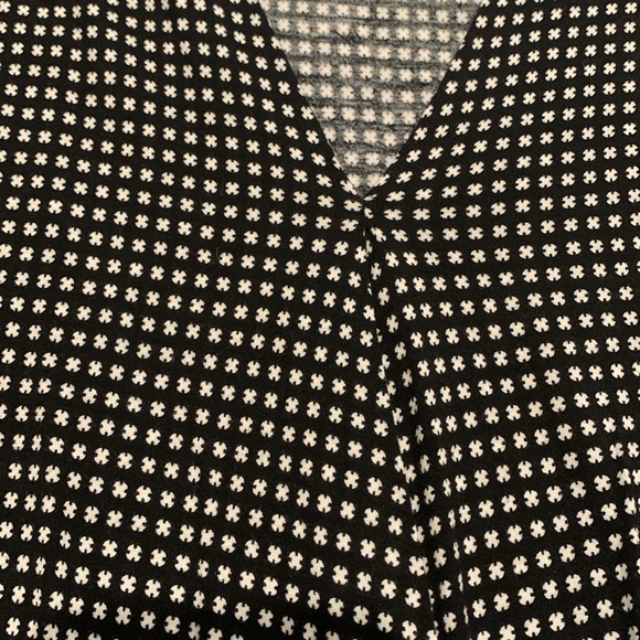 Old Navy Print Patterned Slit Tank Top Black & White - Picture 3 of 6